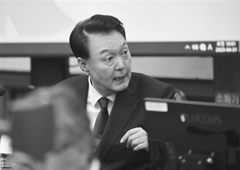 4月21日,尹锡悦在韩国首尔中央地方法院出席庭审 新华社发